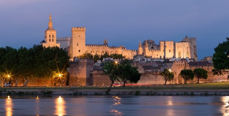 cc_avignon_palais_des_papes_dusk_vertical_3840_16x9-2